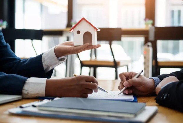 Noida district magistrate gives developers 15 days to register flats